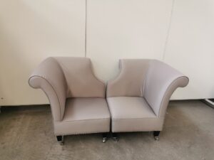Designer-Sofa Eichholtz hellgrau - klassischer Chesterfield-Stil, 2-teilig, auf Rollen