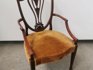Vintage-Stuhl mit Armlehnen im klassischen Stil
