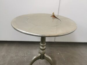 Klapptisch Vintage mit Metalloberfläche - restaurierungsbedürftig, Sammlerstück