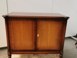 Warrings Phonoschrank Wien, 2-türig, Alt-Mahagoni (1984, Stilmöbel feiner Note)