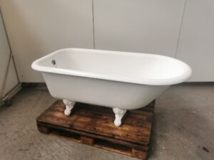 Freistehende Retrobadewanne weisse Emaille Badewanne auf Füssen